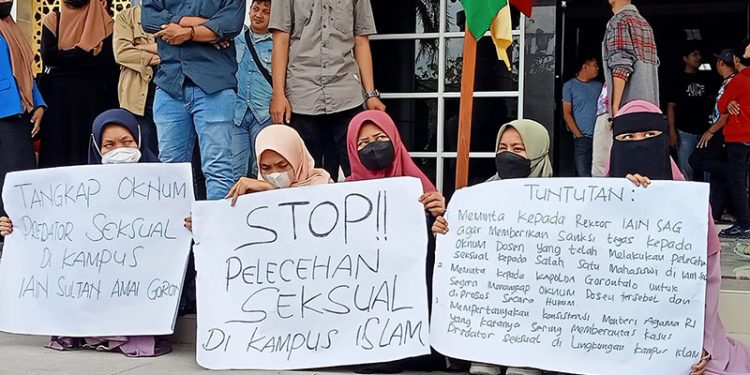 Aksi aliansi mahasiswa IAIN Sultan Amai Gorontalo menggelar unjuk rasa terkait dugaan pelecehan seksual oknum dosen terhadap mahasiswi.(sari/gopos)