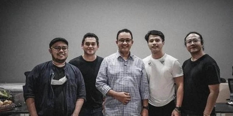 Gubernur DKI Jakarta, Anies Baswedan (kemeja kotak-kotak) bersama personel Nidji Band saat uji coba sound system Jakarta Internasional Stadium (JIS). (istimewa)
