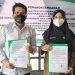 Penandatanganan PKS antara Kepala BPJS Ketenagakerjaan Cabang Gorontalo Hendra Elvian dengan Kepala Dinas Tenaga Kerja, Koperasi, dan UMKM Kabupaten Bone Bolango Roswaty Agus terkait kepesertaan perlindungan Jamsostek bagi 20.000 pekerja rentan tahun 2022, di Restaurant Angelato, Kota Gorontalo, Senin (24/1/2022). (Foto Istimewa)