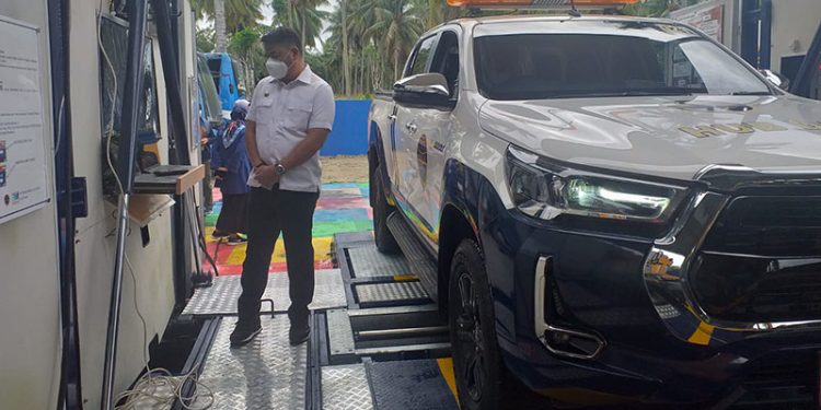 Bupati Bone Bolango, Hamim Pou saat meninjau pemanfaatan balai uji kenderaan mobile di Dinas Lingkungan Hidup, Pertanahan, dan Perhubungan Bone Bolango. (Foto Indra/Gopos)