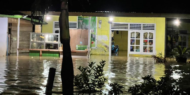 Banjir yang melanda wilayah Desa Garapia, Kecamatan Monano, Gorontalo Utara, Senin (24/1/2022). (istimewa)