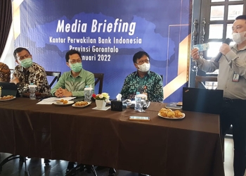 Kepala KPw BI Gorontalo yang lama, Budi Widihartanto (karawo hijau) didampingi Kepala KPw BI Gorontalo, Kepala BI Gorontalo Roni Widijarto Purubaskoro (kedua kanan) pada kegiatan media breafing, Bank Indonesia Gorontalo, Kamis (27/1/2022). (hasan/gopos)
