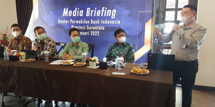 Kepala KPw BI Gorontalo yang lama, Budi Widihartanto (karawo hijau) didampingi Kepala KPw BI Gorontalo, Kepala BI Gorontalo Roni Widijarto Purubaskoro (kedua kanan) pada kegiatan media breafing, Bank Indonesia Gorontalo, Kamis (27/1/2022). (hasan/gopos)