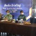 Kepala KPw BI Gorontalo yang lama, Budi Widihartanto (karawo hijau) didampingi Kepala KPw BI Gorontalo, Kepala BI Gorontalo Roni Widijarto Purubaskoro (kedua kanan) pada kegiatan media breafing, Bank Indonesia Gorontalo, Kamis (27/1/2022). (hasan/gopos)