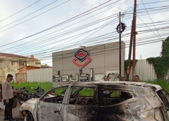 Kondisi di depan tempat karaoke di Kota Sorong yang dibakar massa pertikaian, Selasa dini hari. (Antara/ Ernes Broning Kakisina)