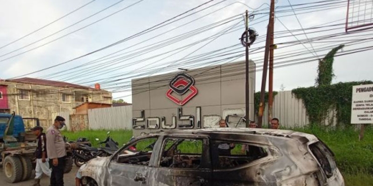 Kondisi di depan tempat karaoke di Kota Sorong yang dibakar massa pertikaian, Selasa dini hari. (Antara/ Ernes Broning Kakisina)