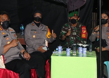 Kapolres Bone Bolango AKBP Emile Reisitei Hartanto didampingi Wakapolres Kompol Sudarsih dan Kapolsek Tilongkabila saat meninjau Pos Pengamanan diwilayah Center Point. (Foto Humas Polres Bone Bolango)