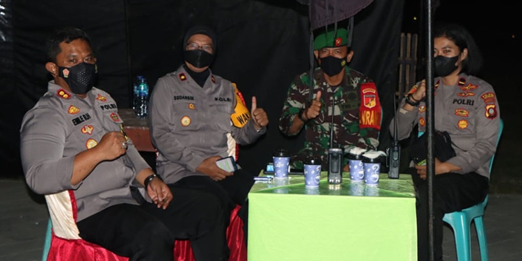 Kapolres Bone Bolango AKBP Emile Reisitei Hartanto didampingi Wakapolres Kompol Sudarsih dan Kapolsek Tilongkabila saat meninjau Pos Pengamanan diwilayah Center Point. (Foto Humas Polres Bone Bolango)