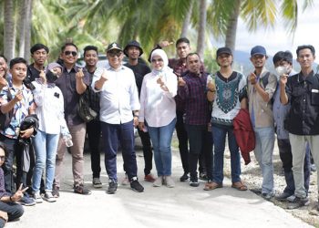 Bupati Bone Bolango Hamim Pou didampingi Wakil Bupati Merlan S. Uloli saat berfoto bersama dengan para jurnalis disela kunjungan ke wilayah Bone Pesisir, Sabtu (8/1/2022) kemarin. (Foto Adit/Prokopim)