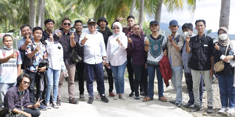 Bupati Bone Bolango Hamim Pou didampingi Wakil Bupati Merlan S. Uloli saat berfoto bersama dengan para jurnalis disela kunjungan ke wilayah Bone Pesisir, Sabtu (8/1/2022) kemarin. (Foto Adit/Prokopim)