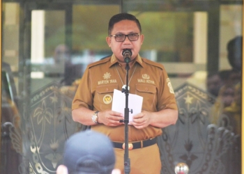 Wali Kota Gorontalo, Marten Taha saat memberikan arahan di apel kerja mengawali tahun 2022 di Halaman Kantor Wali Kota Gorontalo, Senin (3/1/2021). (Foto: Putra/Gopos)