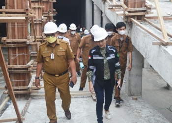 Wali Kota Gorontalo, Marten Taha saat melakukan peninjauan  pasar sentral Kota Gorontalo, Senin (3/1/2022). (Foto: Putra/Gopos)