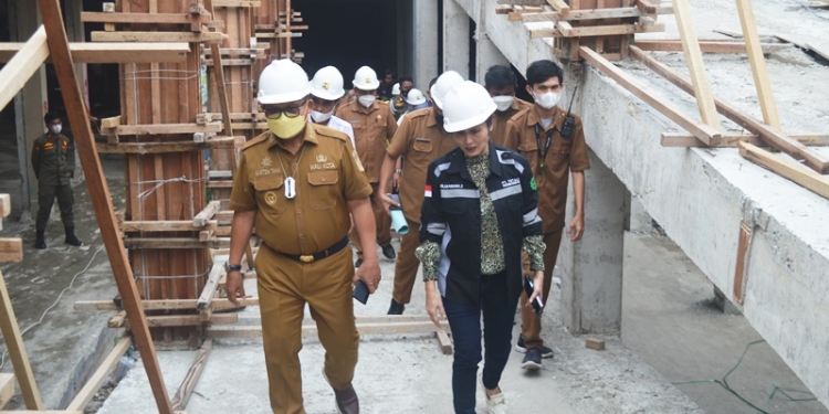Wali Kota Gorontalo, Marten Taha saat melakukan peninjauan  pasar sentral Kota Gorontalo, Senin (3/1/2022). (Foto: Putra/Gopos)