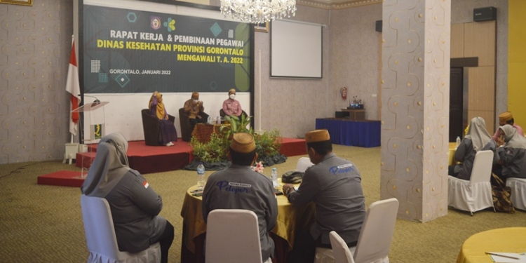 Rapat kerja dan pembinaan pegawai Dinas Kesehatan Provinsi Gorontalo tahun 2022 di Hotel Grand Q, Kota Gorontalo, Kamis (6/1/2021). (Foto: Putra/Gopos)