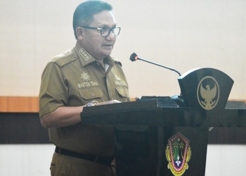 Wali Kota Gorontalo, Marten Taha saat memberikan arahan di kegiatan Rakorev Penyerapan Anggaran Kota Gorontalo Triwulan IV Tahun Anggaran 2021 di Bantayo Lo Yiladiya, Rumah Dinas Wali Kota Gorontalo, Senin (10/1/2022). (Foto: Putra/Gopos)