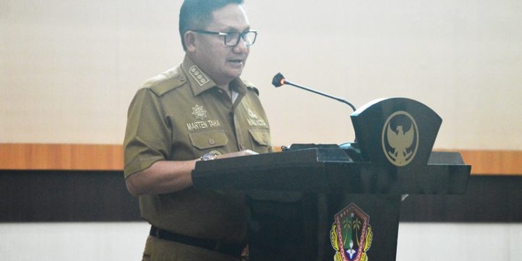 Wali Kota Gorontalo, Marten Taha saat memberikan arahan di kegiatan Rakorev Penyerapan Anggaran Kota Gorontalo Triwulan IV Tahun Anggaran 2021 di Bantayo Lo Yiladiya, Rumah Dinas Wali Kota Gorontalo, Senin (10/1/2022). (Foto: Putra/Gopos)