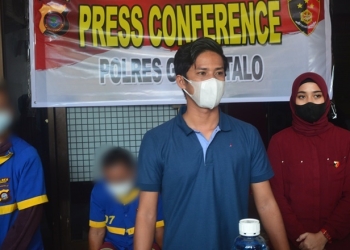 Kasat Reskrim Polres Gorontalo, IPTU Agung Gumara Samosir (Tengah) saat menggelar konferensi pers, di Polres Gorontalo, Selasa (11/1/2022). (Foto: Putra/Gopos)
