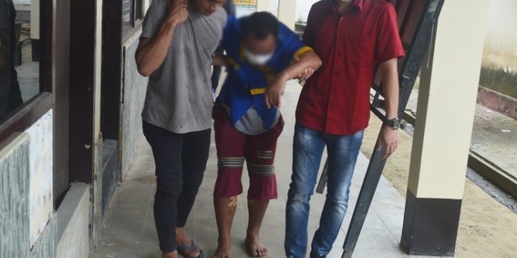 Salah satu pelaku pencurian di sebuah toko pertanian di Kecamatan Telaga, UD alias Usu (48) yang juga merupakan otak pelaku pencurian, (Foto: Putra/Gopos)