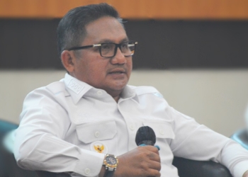 Wali Kota Gorontalo, Marten Taha saat mengikuti kegiatan rapat forkompinda se-provinsi Gorontalo terkait pembahasan percepatan vaksinasi dan keamanan stabilitas daerah di Banthayo Lo Yiladiya, Rumah Dinas Wali Kota Gorontalo, Rabu (12/1/2022). (Foto: Putra/Gopos)