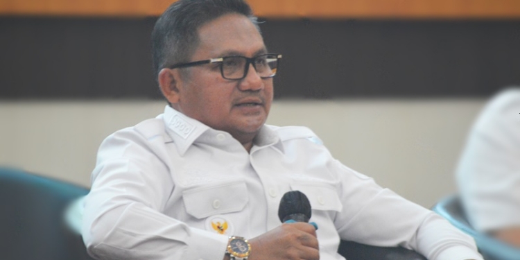 Wali Kota Gorontalo, Marten Taha saat mengikuti kegiatan rapat forkompinda se-provinsi Gorontalo terkait pembahasan percepatan vaksinasi dan keamanan stabilitas daerah di Banthayo Lo Yiladiya, Rumah Dinas Wali Kota Gorontalo, Rabu (12/1/2022). (Foto: Putra/Gopos)