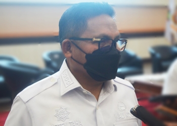Wali Kota Gorontalo, Marten Taha saat diwawancarai awak media, Rabu (12/1/2022). (Foto: Putra/Gopos)
