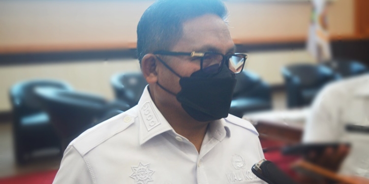 Wali Kota Gorontalo, Marten Taha saat diwawancarai awak media, Rabu (12/1/2022). (Foto: Putra/Gopos)