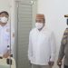 Ketua DPRD Kabupaten Bone Bolango, Halid Tangahu (Tengah), bersama Bupati Bone Bolango, Hamim Pou (Kiri), dan kapolres Bone Bolango, AKBP Emile Reisitei Hartanto (Kanan) saat meninjau gedung PSC 119 Kabupaten Bone Bolango. (Foto: Putra/Gopos)