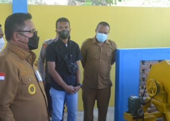 Wali Kota Gorontalo, Marten Taha (Kiri) saat meninjau salah sat alat TPS 3R di Kelurahan Leato Selatan, Kota Gorontalo, Senin (17/1/2022). (Foto: Putra/Gopos)