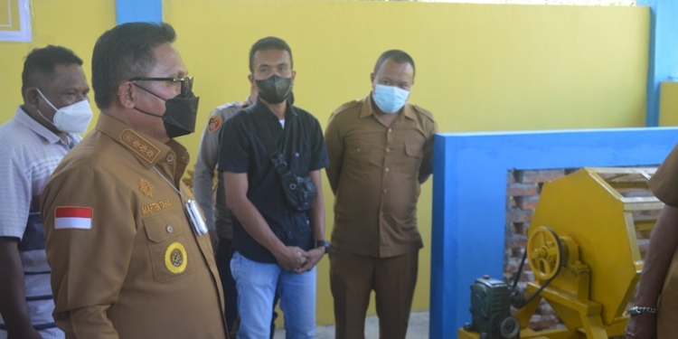 Wali Kota Gorontalo, Marten Taha (Kiri) saat meninjau salah sat alat TPS 3R di Kelurahan Leato Selatan, Kota Gorontalo, Senin (17/1/2022). (Foto: Putra/Gopos)