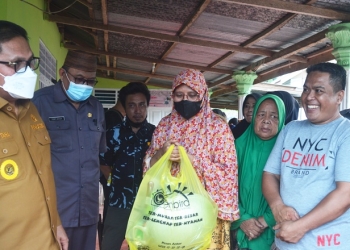 Wali Kota Gorontalo Marten Taha menyalurkan bantuan kepada masyarakat yang terdampak bencana Kebakaran di Desa Timbuolo Tengah, Kecamatan Botupingge, Kabupaten Bone Bolango, Senin (17/1/2022). (Foto: Putra/Gopos)