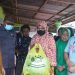 Wali Kota Gorontalo Marten Taha menyalurkan bantuan kepada masyarakat yang terdampak bencana Kebakaran di Desa Timbuolo Tengah, Kecamatan Botupingge, Kabupaten Bone Bolango, Senin (17/1/2022). (Foto: Putra/Gopos)