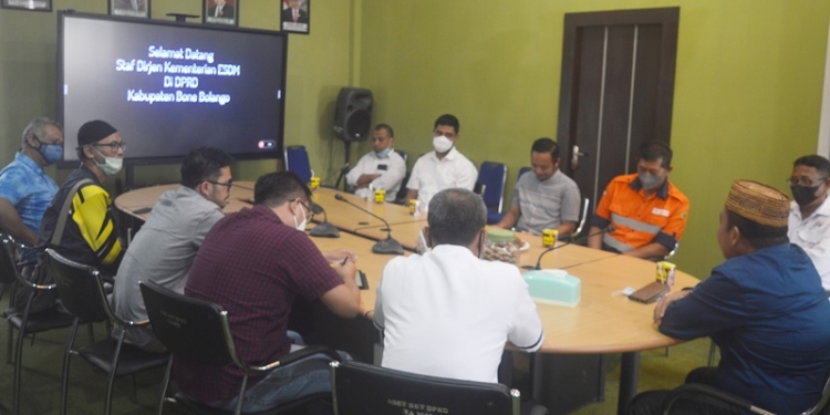 Ketua DPRD Kabupaten Bone Bolango, Halid Tangahu saat mengadakan pertemuan bersama pihak Kementerian Energi dan Sumber Daya Mineral (ESDM) dan Dirjen Mineral dan Batu Bara (Minerba) pusat ke kantor DPRD Kabupaten Bone Bolango, Rabu (19/1/2022). (Foto: Putra/Gopos)