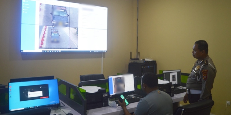 Kasubdit Gakkum Ditlantas Polda Gorontalo, Kompol Busroni saat menunjukan salah satu pelanggar lalulintas melalui layar monitor di kantor Ditlantas Polda Gorontalo, Jumat (21/1/2022). (Foto: Putra/Gopos)