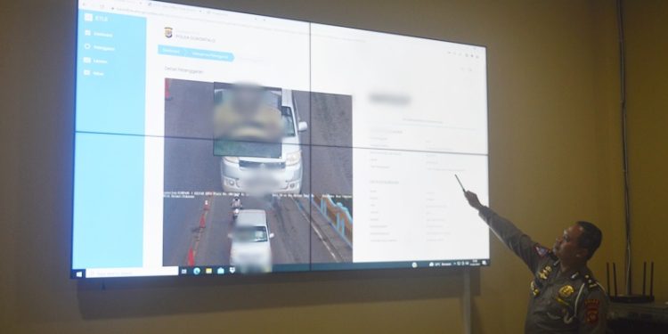 Kasubdit Gakkum Ditlantas Polda Gorontalo, Kompol Busroni saat menunjukan salah satu pelanggar lalulintas melalui layar monitor di kantor Ditlantas Polda Gorontalo, Jumat (21/1/2022). (Foto: Putra/Gopos)