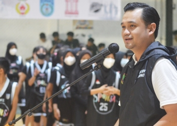 Wakil Wali Kota Gorontalo, Ryan Kono saat memberikan sambutan sekaligus membuka kegiatan basketball Pickup Game Turnamen 2022 dalam rangka hari patriotik antar sekolah se-Provinsi Gorontalo, di Markas Upnormal, Kota Gorontalo, Sabtu (22/1/2022). (Foto: Putra/Gopos)
