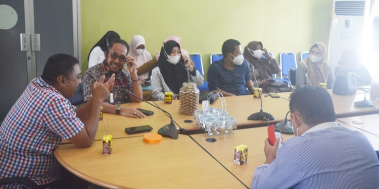 DPRD Kabupaten Boalemo saat melakukan Kunjungan Kerja ke  DPRD Kabupaten Bone Bolango di ruang kerja Ketua DPRD Kabupaten Bone Bolango. (Foto: Putra/Gopos)