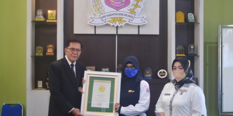 Ketua DPRD Kabupaten Bone Bolango, Halid Tangahu meraih penghargaan Adhikarya Bhakti Nusa yang diberikan oleh Direktur Lembaga Tri Prestasi Indonesia, Willy K (Kiri) diberikan kepada Ketua Persatuan Istri Anggota Legislatif (PIAL) Kabupaten Bone Bolango, Tri Handayani (Tengah) bersama Sekwan Bonebol, Mery Ngadju (Kanan). (Foto: Putra/Gopos)