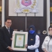 Ketua DPRD Kabupaten Bone Bolango, Halid Tangahu meraih penghargaan Adhikarya Bhakti Nusa yang diberikan oleh Direktur Lembaga Tri Prestasi Indonesia, Willy K (Kiri) diberikan kepada Ketua Persatuan Istri Anggota Legislatif (PIAL) Kabupaten Bone Bolango, Tri Handayani (Tengah) bersama Sekwan Bonebol, Mery Ngadju (Kanan). (Foto: Putra/Gopos)