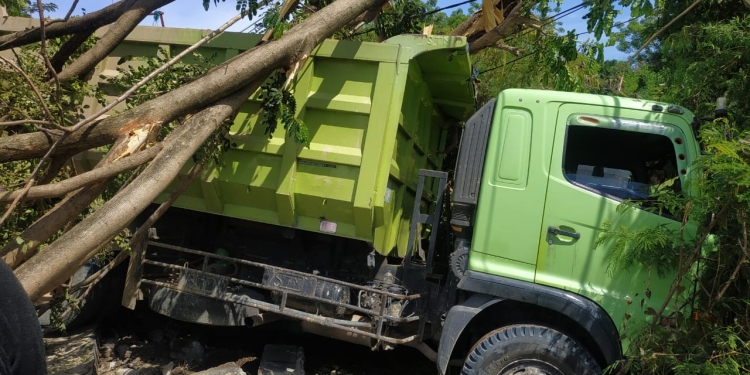 Kondisi dump truck yang menabrak sebuah pohon pelindung di kompleks blok plan Pohuwato, Jumat (14/1/2022). (yusuf/gopos)
