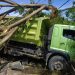 Kondisi dump truck yang menabrak sebuah pohon pelindung di kompleks blok plan Pohuwato, Jumat (14/1/2022). (yusuf/gopos)