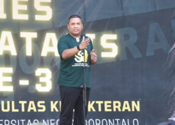 Rektor UNG, Dr. Eduart Wolok, S.T, M.T, membuka rangkaian dies natalis Fakultas Kedokteran UNG ke-3. (dok. UNG)