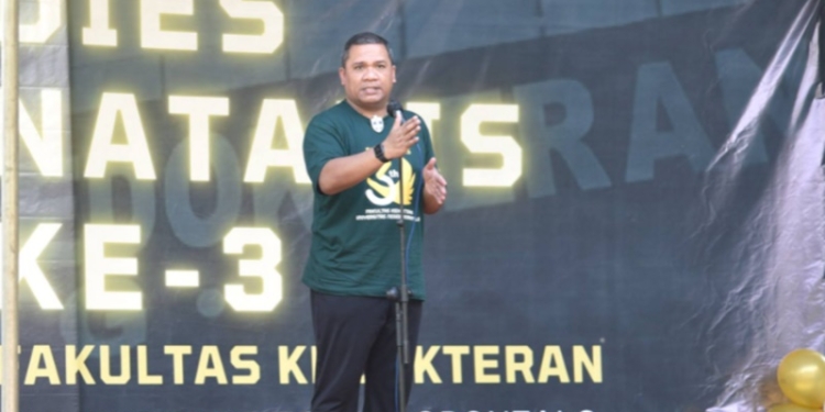 Rektor UNG, Dr. Eduart Wolok, S.T, M.T, membuka rangkaian dies natalis Fakultas Kedokteran UNG ke-3. (dok. UNG)