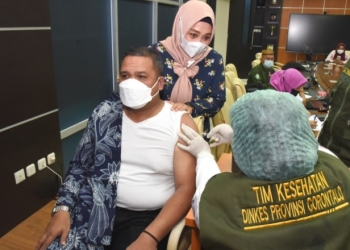 Rektor Universitas Negeri Gorontalo, Eduart Wolok menjalani vaksinasi booster (dok. UNG)