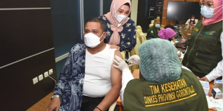 Rektor Universitas Negeri Gorontalo, Eduart Wolok menjalani vaksinasi booster (dok. UNG)