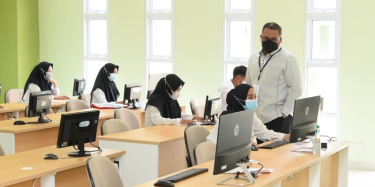 Rektor UNG, Eduart Wolok meninjau pelaksaan ujian UTBK penerimaan mahasiswa baru UNG tahun 2021 (dok. UNG)
