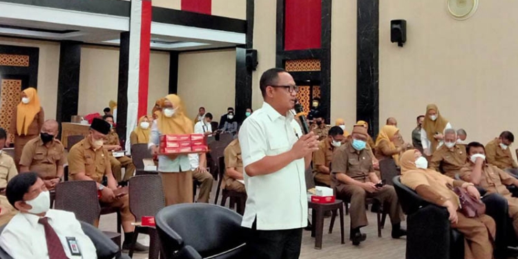 Legislator Dewan Perwakilan Rakyat Daerah (DPRD) Kota Gorontalo, Irwan Hunawa, sedang mengikuti rapat kordinasi dan evaluasi penyerapan anggaran Kota Gorontalo, triwulan empat tahun anggaran 2021, Senin (10/1/2022) foto : Sari/gopos