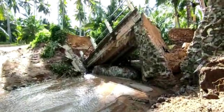 Jembatan Desa Bulangita ambruk akibat diterjang banjir beberapa waktu lalu. (istimewa)