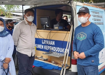 Kepala Dinas Kependudukan dan Pencatatan Sipil Kabupaten Bone Bolango, Oktavianus Rahman saat mendampingi Bupati Hamim Pou dan Ketua Tim Penggerak PKK dalam meninjau pelayanan pengurusan KTP secara mobile. (Foto Istimewa)