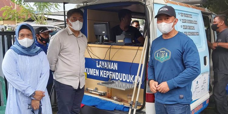 Kepala Dinas Kependudukan dan Pencatatan Sipil Kabupaten Bone Bolango, Oktavianus Rahman saat mendampingi Bupati Hamim Pou dan Ketua Tim Penggerak PKK dalam meninjau pelayanan pengurusan KTP secara mobile. (Foto Istimewa)