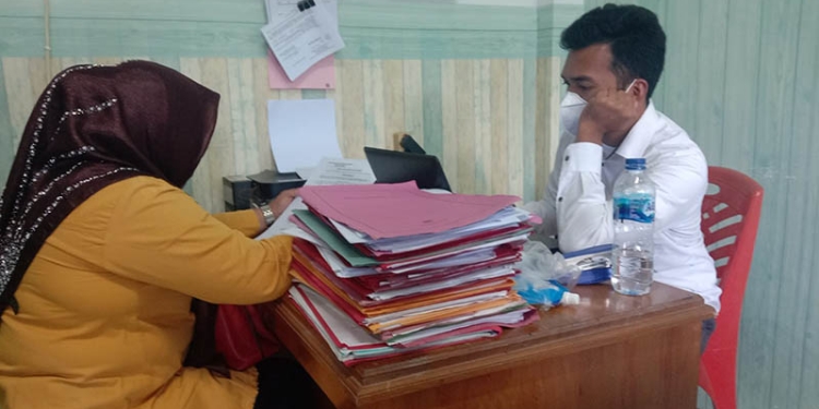 Kades Buntulia Jaya saat menyampaikan laporan ke Polres Pohuwato